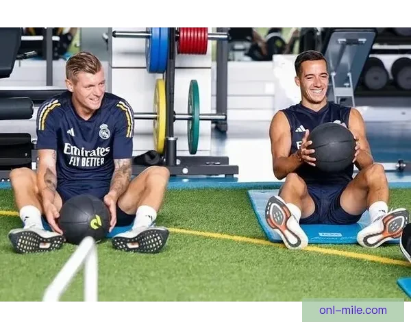 克罗斯社交平台分享训练之余休闲生活 展现球员轻松一面