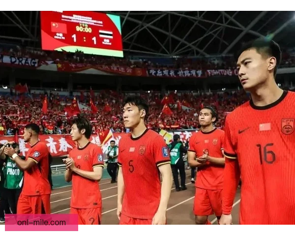 国足三中卫体系适配，边翼卫往返与中路保护需平衡
